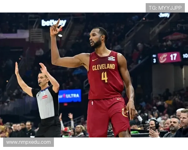 莫布里高效表现7投5中贡献14分5篮板4助攻三分球命中率出色